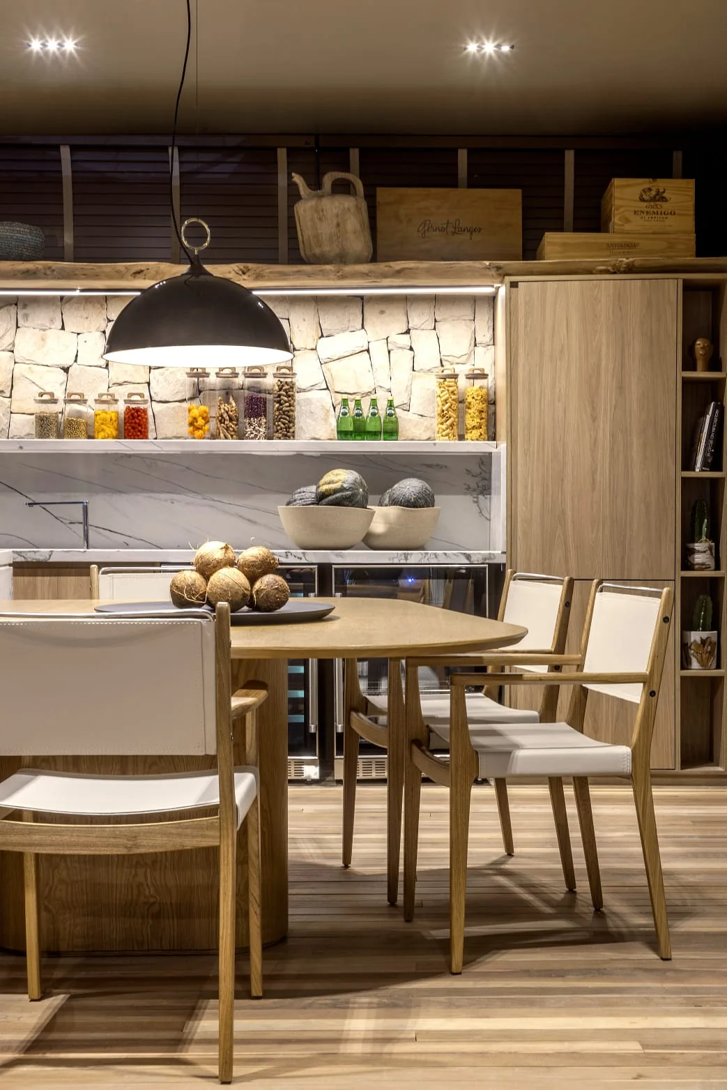 Espaço gourmet com madeira e iluminação