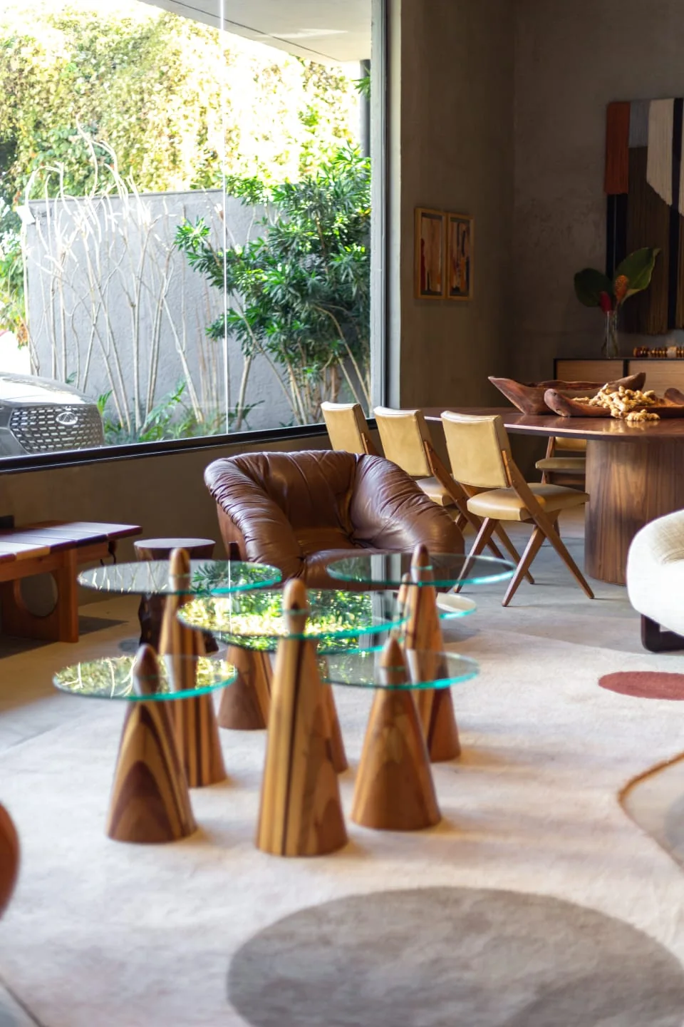 Lounge elegante com mesa de centro e paisagismo