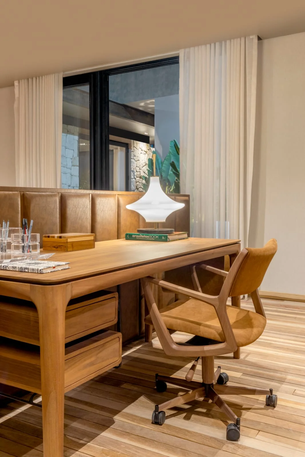 Escritório de madeira com luminária de design