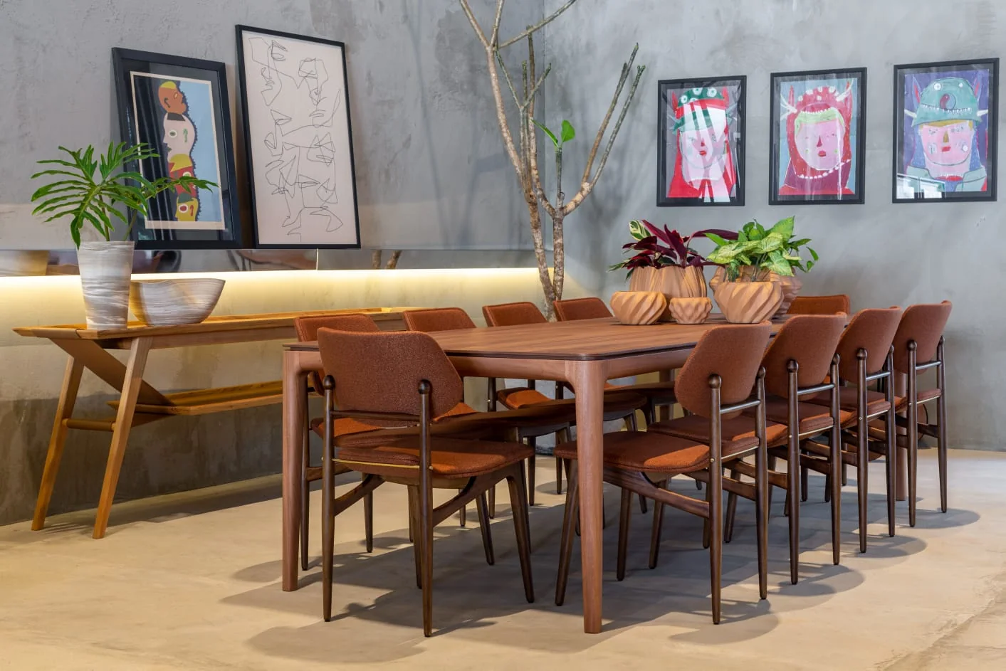 Mesa de jantar com arte e plantas