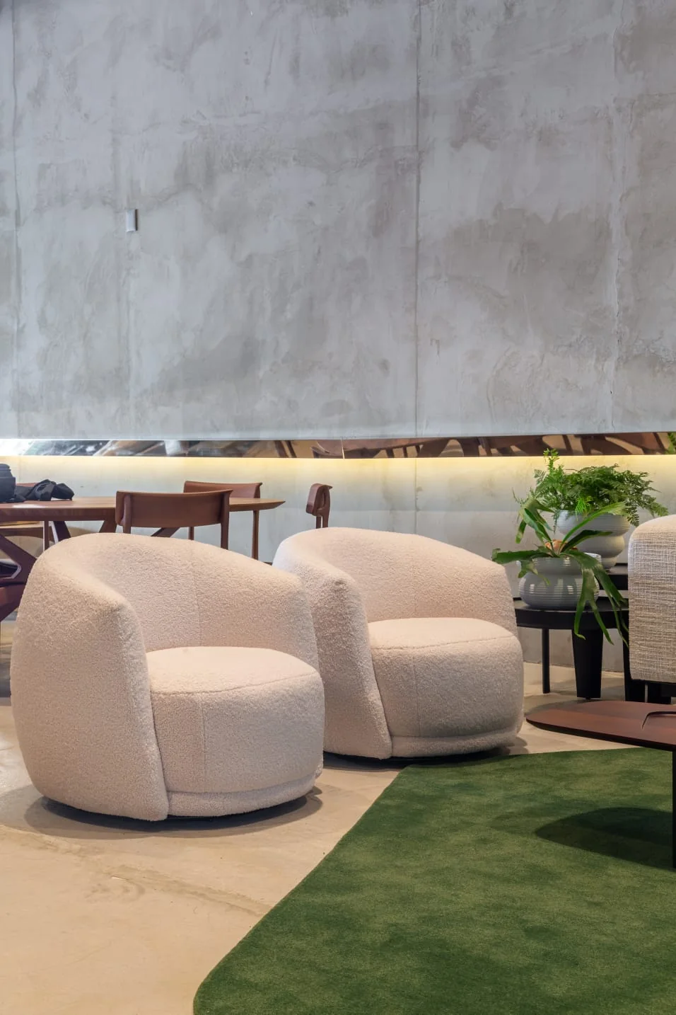 Poltronas e tapete em ambiente Casa de Arruda