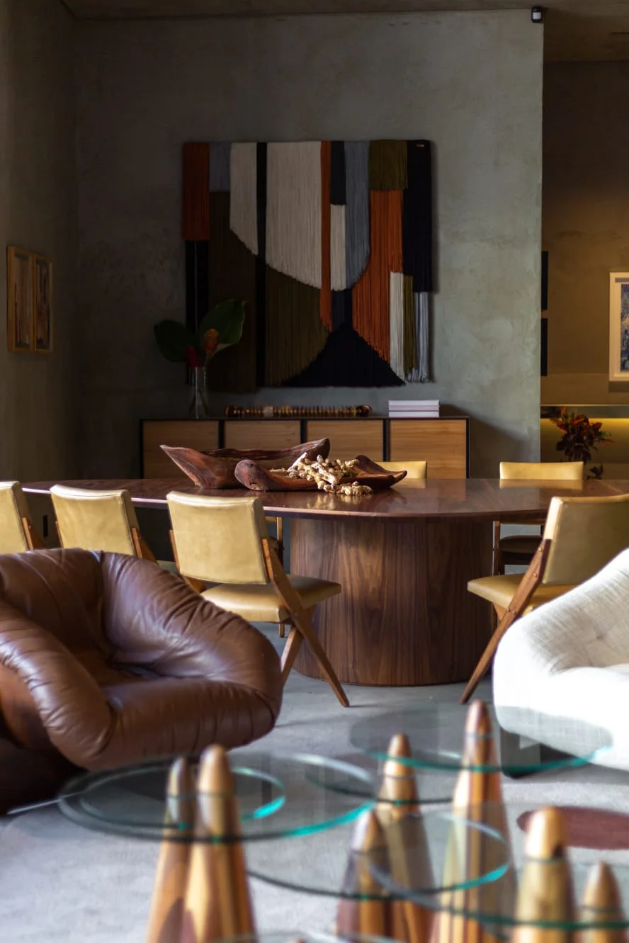 Sala moderna com móveis autorais