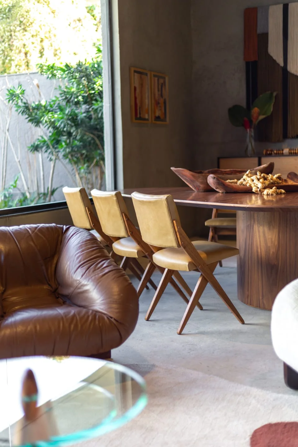 Ambiente Casa de Arruda com mesa e poltronas sofisticadas